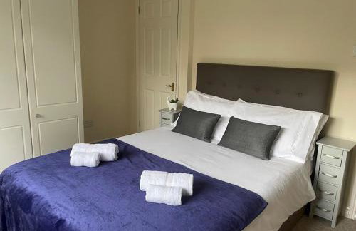 Experience Surrey 2Bed Home in Walton with Parking - Pass the Keys - Foto 12