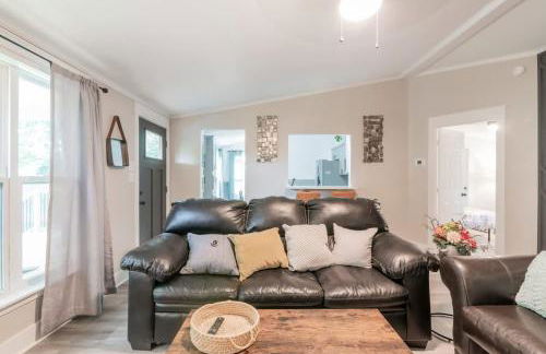 Cozy 3BR Country Retreat with Porch Games & Modern Comforts - Foto 19