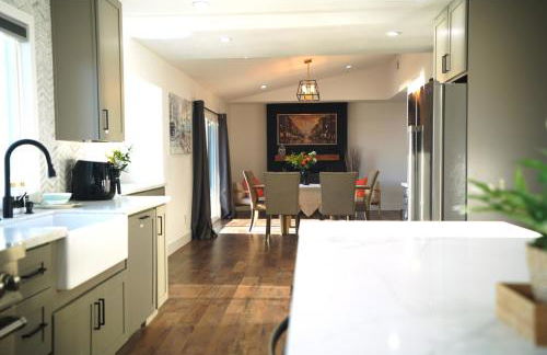 Stunning Waterfront 3BR Retreat - Perfect Getaway - Foto 29