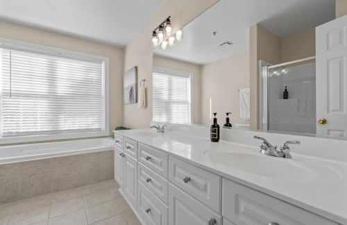 Sunset Serenity!!-Tropical Waterfront Oasis-Huge Private Patio-10Min to KingSt & Beaches - Foto 57