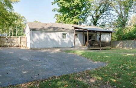 1-Story Home, Fenced Yard, Grill, Firepit, Parking, Sleeps 10, Pet-Friendly, Smart TVs, 10 Mins to Nissan Stadium & Five Points, Cozy Bedrooms, Outdoor Fun, Perfect for Families & Groups - Foto 27