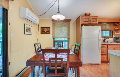 Charming Hedgesville Retreat with Deck and Fireplace! - Foto 7