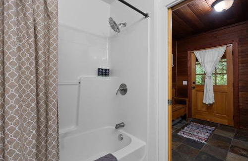 Whispering Pines - Cabin w hot tub - Foto 17