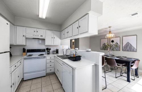 Modern Montrose 2BR Townhome Sleeps 10 with Gated Parking - Foto 17