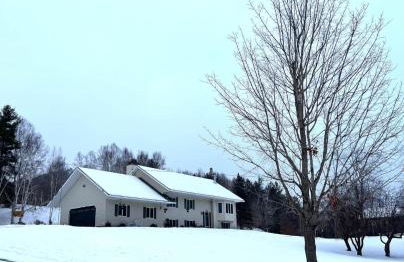 Stylish Mountain Chalet 15mins to Gore Mountain , Large Hot Tub, Playroom & Large Heated Pool - Foto 4