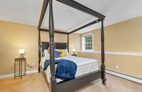 White Mountain Retreat with Theater, Fire Pit, Game Room and River Access - Foto 39