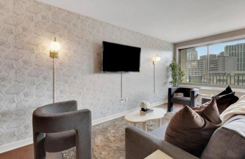 Large 3 bedroom Family Suite, Private Balcony, 5 min to DCA, Gym, Pool and more! - Photo 1