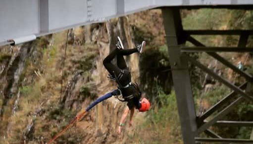 Saltando desde el puente de Baños de Agua Santa