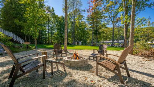 Lakefront Home with Private Beach Access & Hot Tub - Foto 2