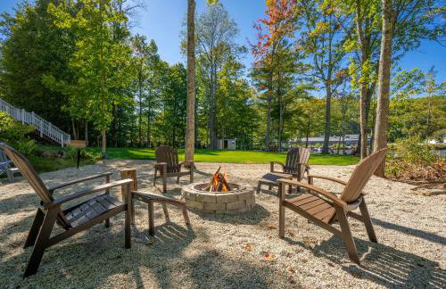 Lakefront Home with Private Beach Access & Hot Tub - Foto 2