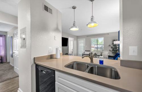 Stylish 2BR in Downtown, Pool Gym, near Airport - Foto 6