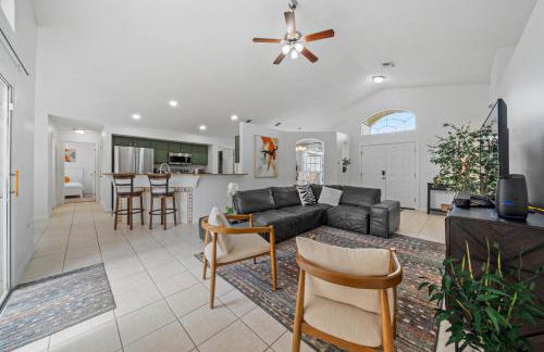 Stunning 4-bedroom Villa w/ Pool - Close to Disney Parks and Gulf Courses! - Photo 4