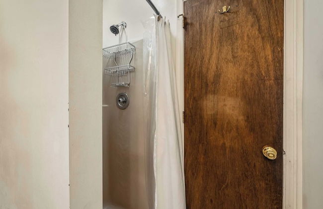 Sky View Chalet by Avantstay Stunning Interior, Spacious Deck, Hot Tub, & View - Photo 46