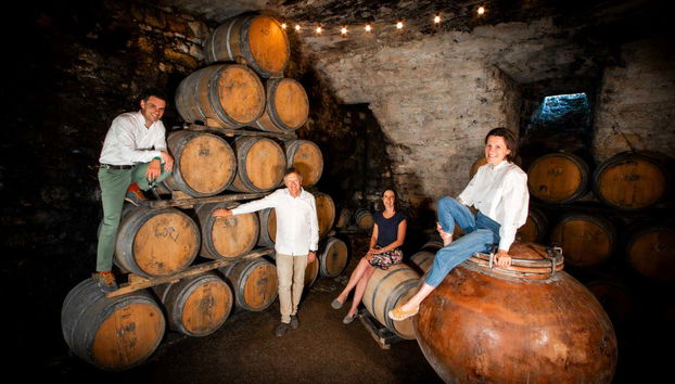 Accanto alle botti della cantina sotterranea