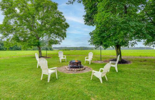 Cozy New York Farmhouse with Porch, Grill and Fire Pit - Foto 4