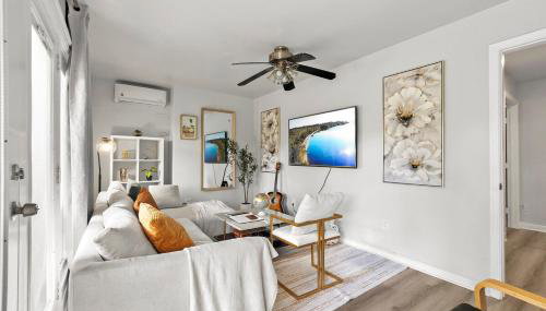 Entire Private Home with 4 Bedrooms 3 Bathrooms, King Bed, Big Yard, Prime Area, Ranch Style, Available Now - Foto 2