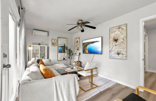 Entire Private Home with 4 Bedrooms 3 Bathrooms, King Bed, Big Yard, Prime Area, Ranch Style, Available Now - Photo 2