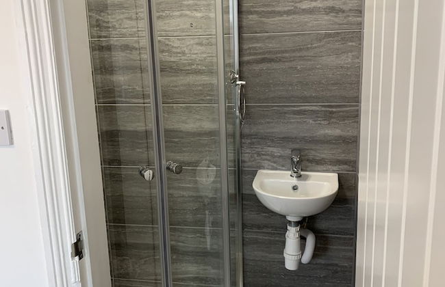 GuywoodHouse - Photo 13