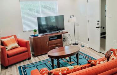 Stay in Style Hollywood Residences with Free Parking - Foto 7