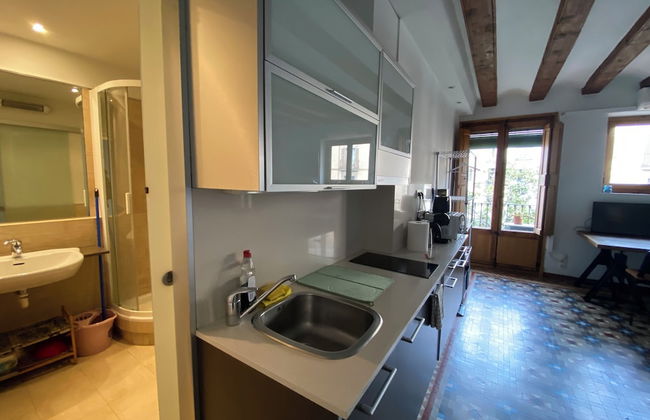 Lovely 2-bed Apartment in Barcelonas Best Location - Photo 15