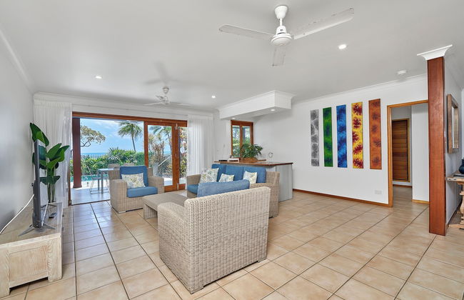 Reeflections Beachfront Holiday House - Photo 9