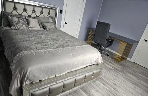 Cozy Roomy family sized apartment on major bus route close to all - Foto 73