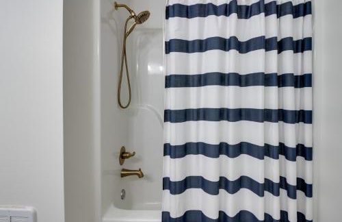 Sandy Beach Family Getaway with Fire Pit and Deck! - Foto 22