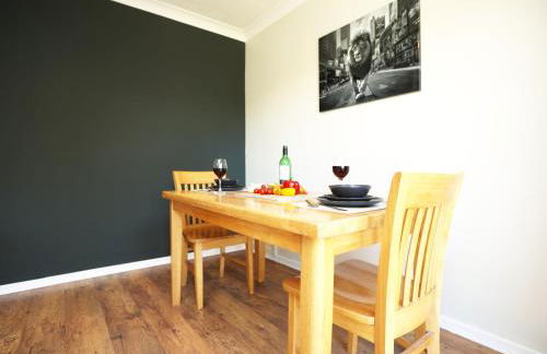 Homely ! Perfect for Contractors and Guests with Private off street parking - Foto 50