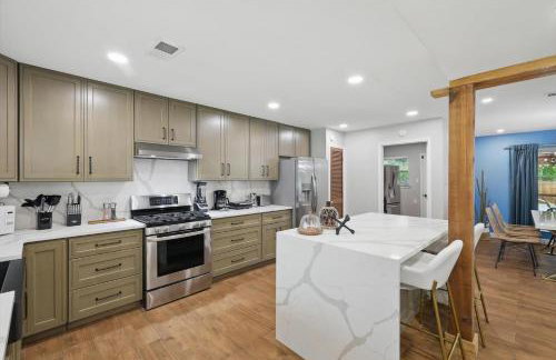 5BR w Pool, Golf Simulator, Game Room & EV Charger - Foto 17