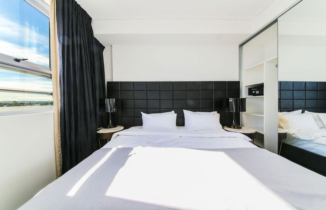 2 Bedroom Modern Apartment in Chatswood - Photo 3