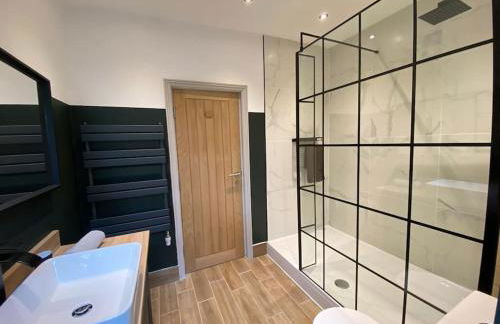 Stylish & Spacious Town Centre Duplex Apartment - Photo 16