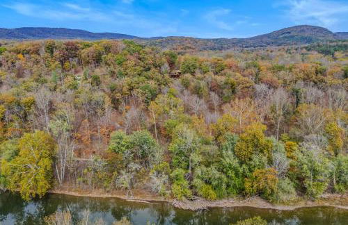 Camp Dancing Bears - Wifi, Riverfront, Pet Friendly, Fire Pit, Grill, Deck, Fishing, Games, Fireplace, King Bed - Photo 32