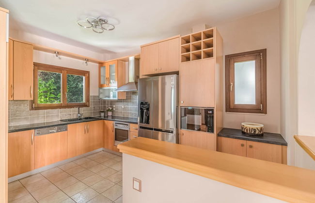 Inviting Villa in Anavissos With Communal Pool - Foto 14