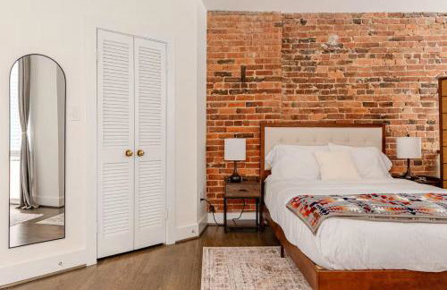 Entire 2-Story Garden Loft Apt with Parking, walk to Metro, Zoo, 2 mi from White House - Photo 16