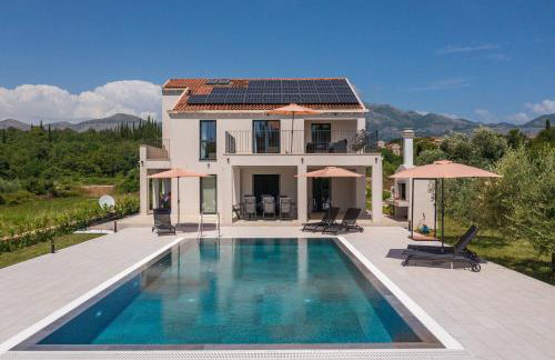 Green & Blue Five Bedroom Villa with Private Pool and Complete Privacy - Photo 50