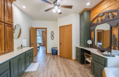 Luxe Hot Springs Cabin w/Pond and Game Room! - Foto 17