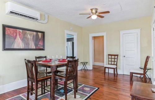 Beautiful Home Steps from the beach + Side Porch - Foto 12