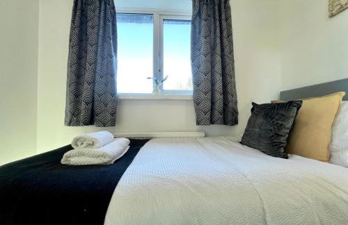 J&J stays 5 bedroom detached house in Peterborough with parking - Photo 15