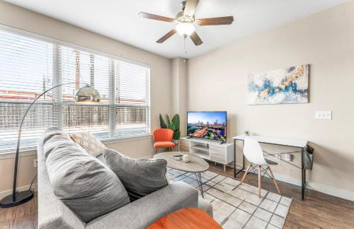 Prime SoCo King Bed 1BR & 2BR Suites w Gym, Pickleball, Laundry - Photo 12