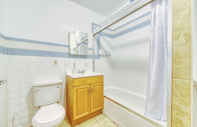 Stairway 3BR Apt w W D Home Theater - Foto 22