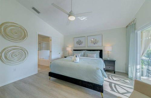 580 - Stunning Renovated Home with Large East Facing Pool Deck Overlooking Preservation Area and Games Room - Foto 38