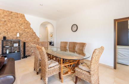 Bright 3BDR House with Pool by Lovelystay - Foto 8