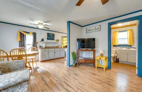 'Cabana Luna' Cabin w/ Deck, Swing & Fire Pit! - Foto 4