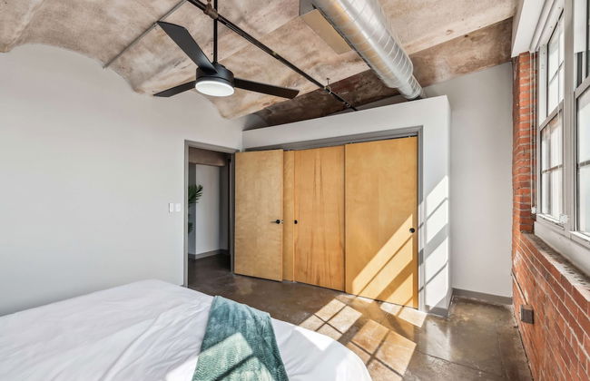 Luxury Historic Loft with Gym - Photo 44