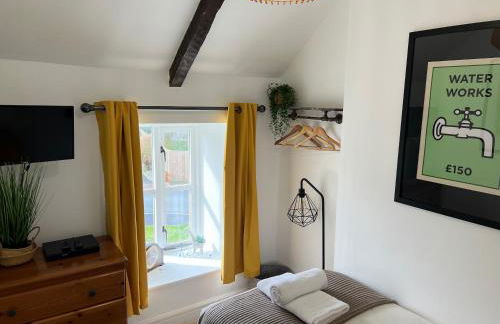 Spacious 4 Bedroom Farmhouse - Photo 5