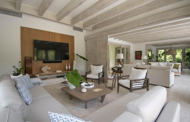 Stylish Fully-staffed Villa Near Beach and Lagoons in Exclusive Golf Resort - Photo 2