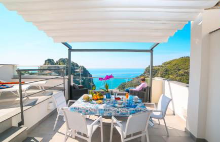 Admiring Amalfi - Photo 6