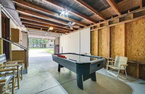 Prudenville Family Home with Game Room and Fire Pit! - Foto 17
