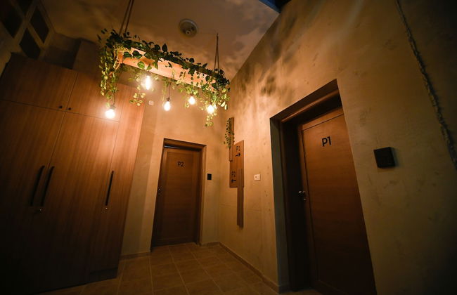 Manoir Apartments - Photo 2