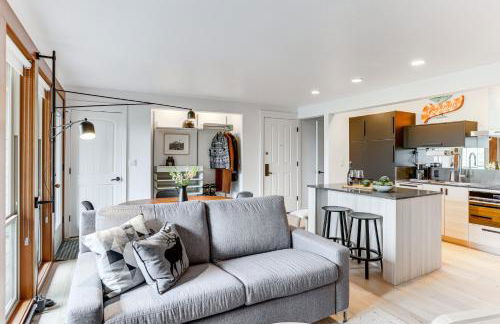 Chic Bend Condo with Fireplace and Forest Views! - Foto 6